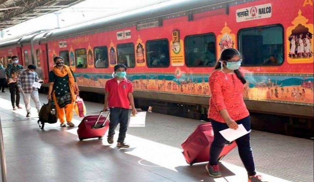 how-to-transfer-confirmed-train-ticket-to-another-person-in-hindi